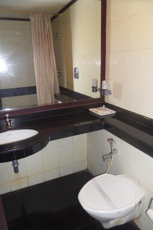 Hotel Elegance Kaladi Luaran gambar