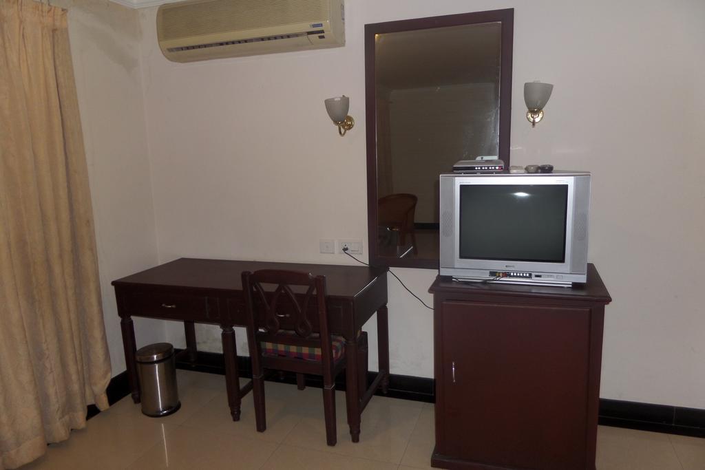 Hotel Elegance Kaladi Bilik gambar