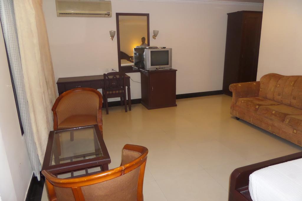 Hotel Elegance Kaladi Bilik gambar