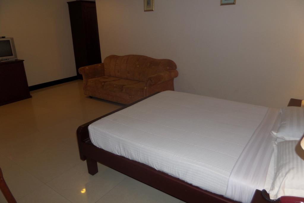 Hotel Elegance Kaladi Bilik gambar