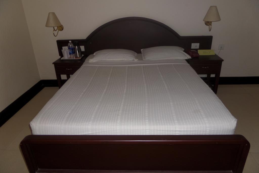 Hotel Elegance Kaladi Bilik gambar