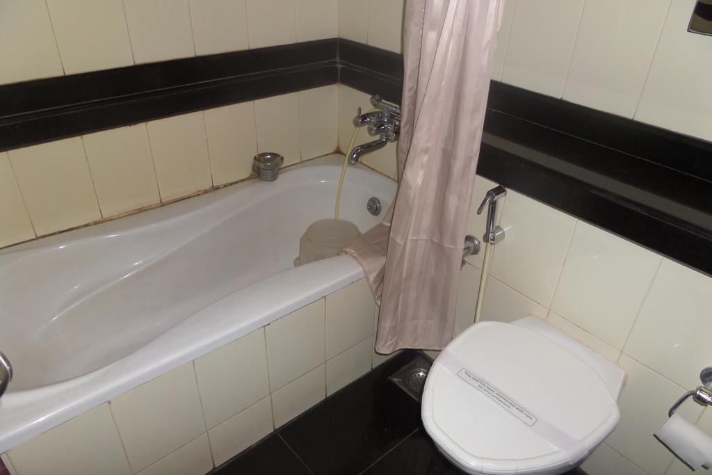 Hotel Elegance Kaladi Bilik gambar
